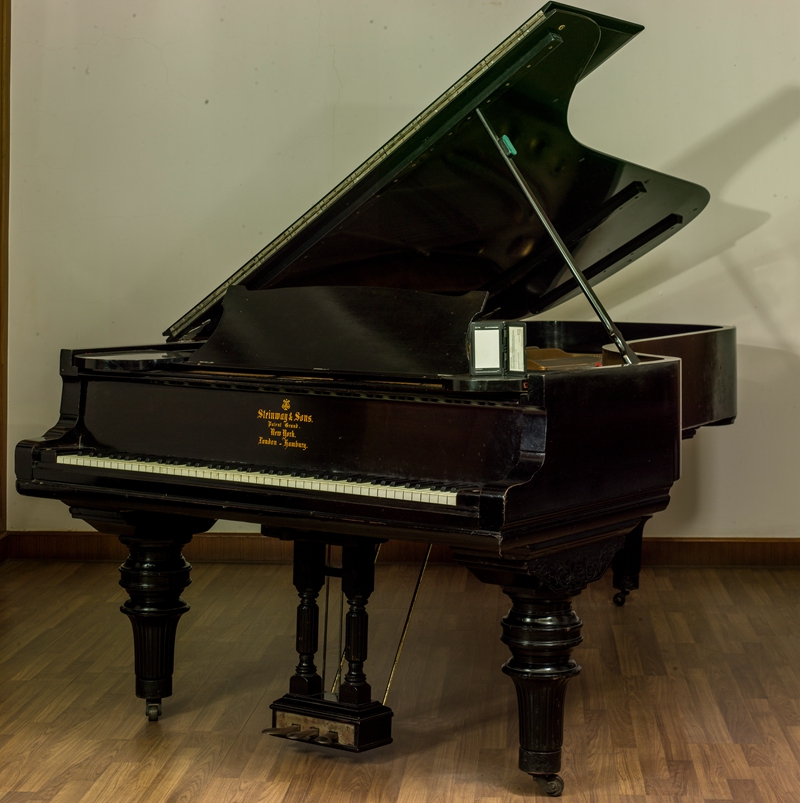 施坦威(steinway&sons)1888年產於美國紐約.